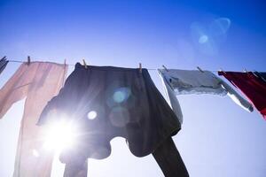 tvätt hängande ut i de Sol foto