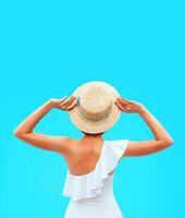 passa caucasian kvinnas tillbaka i de vit simning kostym Sammanträde förbi de simning slå samman i de sugrör hatt i sommar dag. sommar, koppla av, friskvård, rekreation begrepp foto