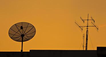 satellit på solnedgång. foto