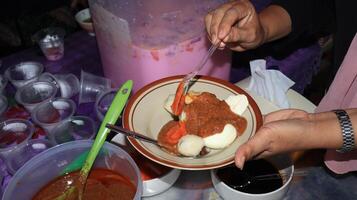 siomay, indonesiska traditionell mat, ångad fisk klimp med jordnöt sås foto