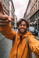 ai generativ glad man tar en selfie i de stad foto