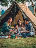 ai generativ Lycklig familj camping i de skog spelar gitarr och sång tillsammans mor far och son har roligt vandring i de natur Sammanträde i främre av de tält familj natur och vandra foto