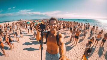 ai generativ Lycklig ung turist tar selfie på strand på semester tusenåriga kille har roligt leende på kamera människor och högtider begrepp foto