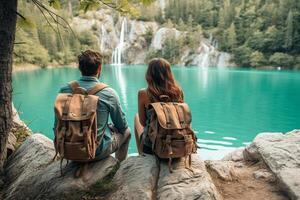 ai generativ vandrare besöker italiensk alpina braies sjö par i kärlek njuter fantastisk se av lago di braies i dolomiter söder tyrolen Italien Europa foto