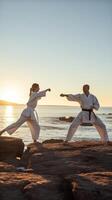 ai generativ maartial konst bekämpa mellan bemästra och hans elev på de strand under de soluppgång begrepp handla om människor livsstil och sport foto