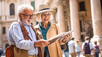 ai generativ gift par av turister gående på stad gata besöker Italien senior man och kvinna njuter helgen semester Lycklig livsstil begrepp foto