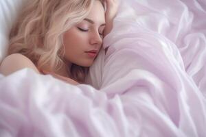 ai generativ blyg söt härlig ung blond kvinna liggande i säng och dölja henne ansikte Bakom ark foto