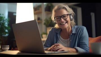 ai generativ sextio år gammal kvinna lärare bär hörlurar har uppkopplad klass via video chatt på bärbar dator dator hon är Sammanträde på en trä- modern skrivbord på Hem leende och njuter kommunikation foto