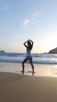 ai generativ ung friska kvinna praktiserande yoga på de strand foto