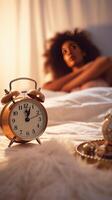 ai generativ ung kvinna liggande i säng i de morgon- hon är vakna upp sent med larm klocka foto