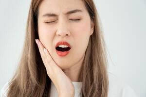 asiatisk kvinna känna tandvärk från gingivit, kvinna lida tand, förfall problem, dental vård. känslig tand, förfall problem, dålig andetag, gingival lågkonjunktur, oral hygien instruktion, tand extraktion foto