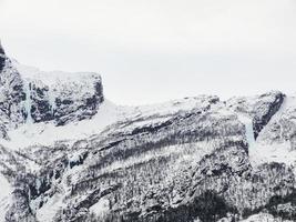 fruset vattenfall och istappar, vackert landskap i norge. foto