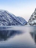 vinterlandskap vid den frusna fjordsjöfloden, framfjorden norge. foto