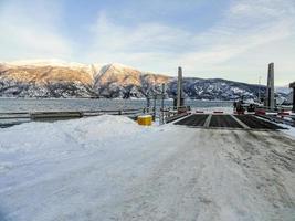 väntar på fjord1 fylkesbaatane färja i vangsnes till dragsvik, norge. foto