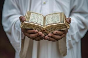 ai genererad muslim mannens hand innehav quran med generativ ai foto