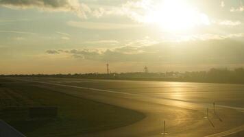 de flygplats se med de tömma springa sätt och solnedgång solljus som bakgrund foto