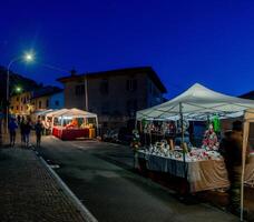 cornalba Italien 2023 traditionell bås försäljning typisk lokal- Produkter foto