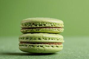 ai genererad grön macaron duo på matchande bakgrund foto