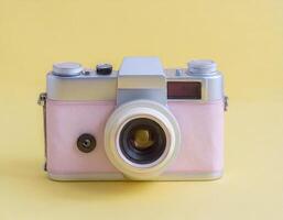 ai genererad retro analog filma kamera, rosa Utrustning på färgrik bakgrund foto