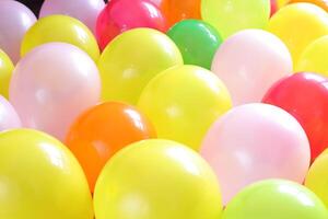 knippa av färgrik ballonger bakgrund, födelsedag fest begrepp foto