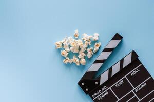 film kläpp styrelse med popcorn på blå bakgrund foto