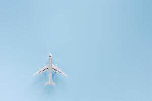 vit flygplan modell på blå bakgrund foto