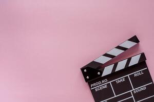 film kläpp styrelse på rosa bakgrund foto