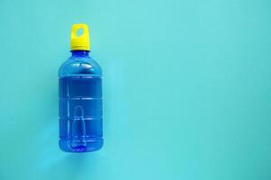vatten flaska på blå bakgrund foto