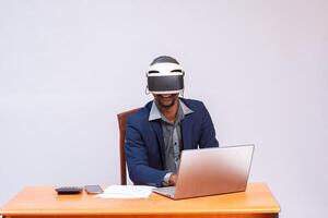 designer är testning en virtuell verklighet hjälm i de ny kontor foto