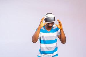 ung man använder sig av vr headset, upplever virtuell verklighet foto