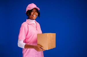 skön afrikansk kvinna kurir arbetstagare innehav en låda foto