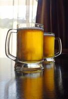 två full glasögon av skummande hantverk öl närbild royalty fri stock Foto för vertikal berättelse