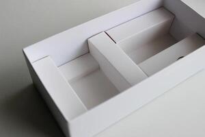 kartong låda med skiljeväggar, påminner av en modell av en rum i en hus foto