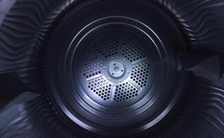 se från inuti de rena tömma trumma av en tvättning maskin foto