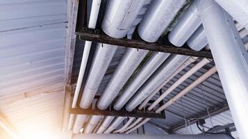 industriell rör kylare och panna hvac uppvärmning ventilation luft konditionering systemet och pippa linje av de taket byggnad på kylare pump systemet i de kyl- fabrik. foto
