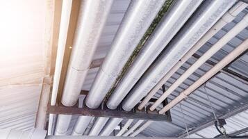 industriell rör kylare och panna hvac uppvärmning ventilation luft konditionering systemet och pippa linje av de taket byggnad på kylare pump systemet i de kyl- fabrik. foto