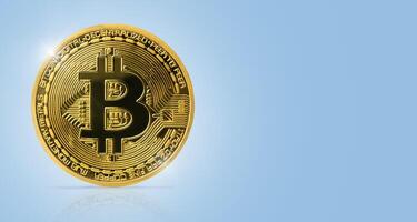 gyllene bitcoin mynt på en blå bakgrund. kryptovaluta. digital pengar. kopia Plats. foto