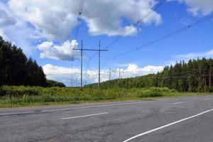 en högspänningsledning går genom spåret. elektrisk stolp. foto