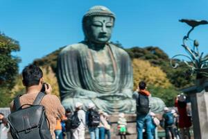 man turist besöker i kamakura, kanagawa, japan. Lycklig resande sightseeing de bra buddha staty. landmärke och populär för turister attraktion nära tokyo. resa och semester begrepp foto