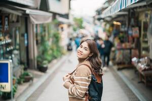 kvinna turist besöker i enoshima ö, fujisawa, kanagawa, japan. Lycklig resande sightseeing enoshima helgedom. landmärke och populär för turister attraktion nära tokyo. resa och semester begrepp foto