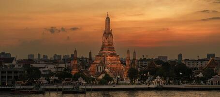 wat en springtur tempel i solnedgång, tempel av gryning nära chao phraya flod. landmärke och populär för turist attraktion och resa destination i Bangkok, thailand och sydöst Asien begrepp foto