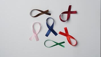 färgrik band på vit bakgrund, värld cancer dag foto