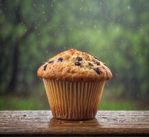 ai genererad muffin med russin på en trä- tabell i de regn foto