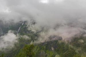 dimma dimma moln vattenfall på berg norska landskap utladalen norge. foto