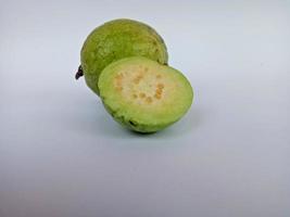 några guavaer isolerade på vit bakgrund foto