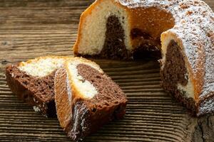 traditionell hemlagad marmor kaka. skivad marmor bundt kaka på trä- tabell foto