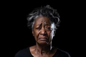 ai genererad gråt senior afrikansk amerikan kvinna, huvud och axlar porträtt på svart bakgrund. neuralt nätverk genererad bild foto