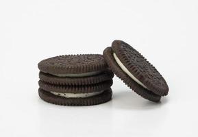 oreo på vit bakgrund foto