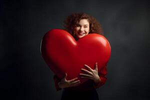 ai genererad kvinna innehav stor röd hjärta på mörk grå bakgrund, neuralt nätverk genererad fotorealistisk bild foto