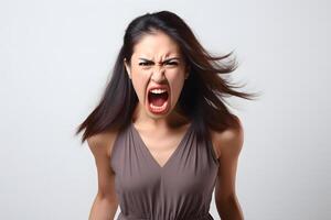 ai genererad arg ung vuxen asiatisk kvinna skrikande på vit bakgrund. neuralt nätverk genererad fotorealistisk bild. foto